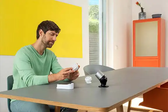 Person prüft Smart-Home-Geräte