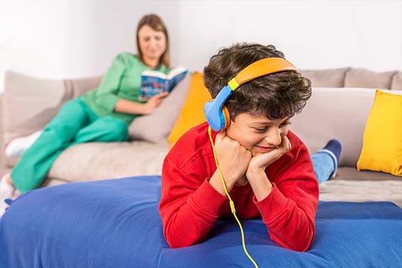 Kind beim spielen mit Bluetooth-Kopfhörer.