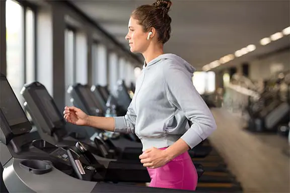 Person mit Hama Sportkopfhörer beim Joggen.