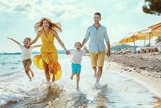 Familie spielt am Strand.