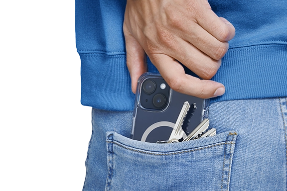 Das Smartphone und wird in die Gesäßtasche einer Jeans gesteckt, mitsamt mehrerer Schlüssel - kein Problem dank der Handyhülle MagCase "Extreme Protect", die es vor Kratzern schützt.