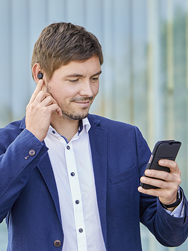Business-Mann telefoniert per kabellosem Kopfhörer "Passion Chop" und seinem Smartphone
