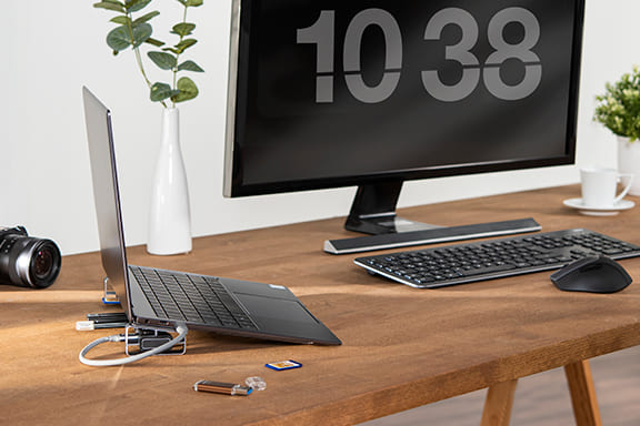 Hama USB-C-Docking-Station "Connect2Office Basic" angeschlossen an MacBook auf Schreibtisch