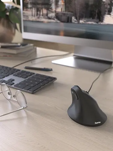 Ratón ergonómico en el escritorio.
