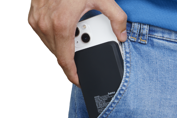 Mann nimmt sein Smartphone mit wireless power pack aus seiner Hosentasche.