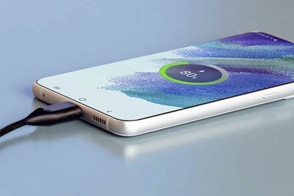 Android-Smartphone wird über das Hama Ladekabel "Flexible" geladen
