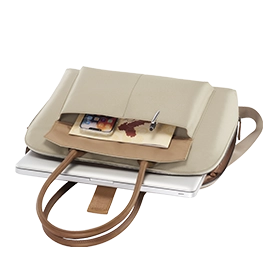 Aufgeklappte Hama Laptop-Tasche "Fabulous", gefüllt mit Laptop, Block und Smartphone