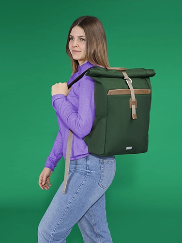 Eine junge Frau trägt den Hama Laptop-Rucksack "Silvan" lässig über der Schulter