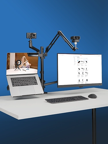 Felszerelt íróasztal Hama monitortartóval a streaming beállításához, felszerelt monitor és laptop