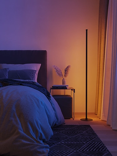Schlafzimmer beleuchtet durch Hama Smarte Standleuchte