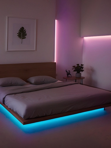 Ein Schlafzimmer ist stilvoll indirekt beleuchtet mit Hama LED-Streifen Neon